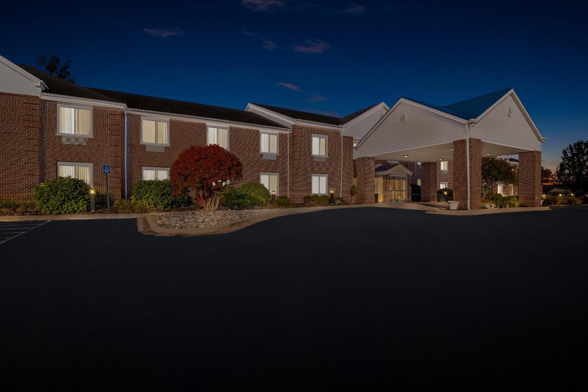 Hometowne Studios By Red Roof East Lansing - Okemos Buitenkant foto
